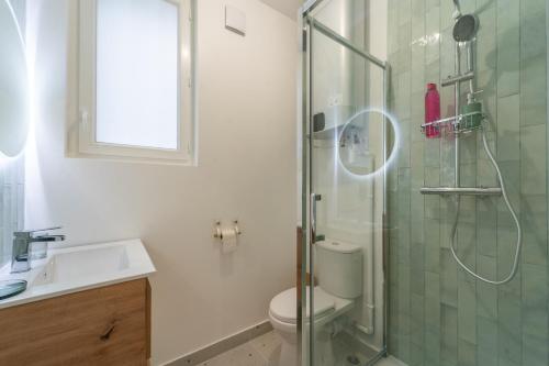 une salle de bain avec une douche, des toilettes et un lavabo dans l'établissement Arau casa - Appt à Sannois avec jardin, à Sannois