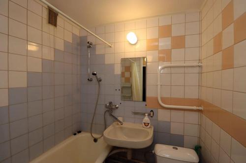 a bathroom with a sink and a tub and a toilet at Song Festival apartment 5-10 minutes from airport, bus station, festival area in Tallinn