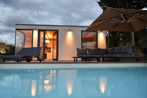 MartiにあるVillino My Land con piscinaの建物の隣にプールがある家