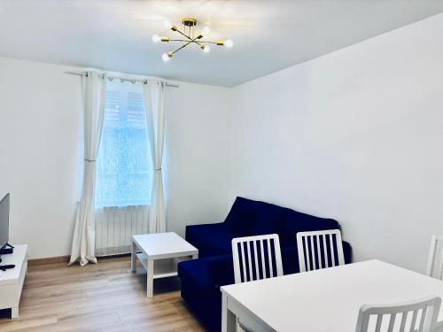 un salon avec un canapé bleu et une fenêtre dans l'établissement Charmant 2 pièces rénové, à Strasbourg