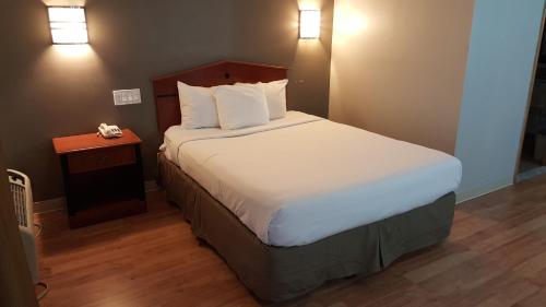 Un pat sau paturi într-o cameră la Crystal Inn - Neptune