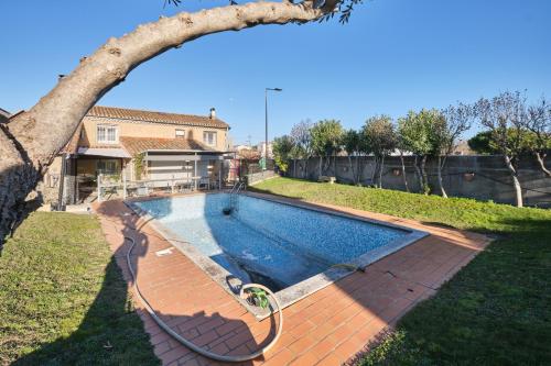 une piscine dans la cour d'une maison dans l'établissement Chambres Sainte Anne, à Carcassonne