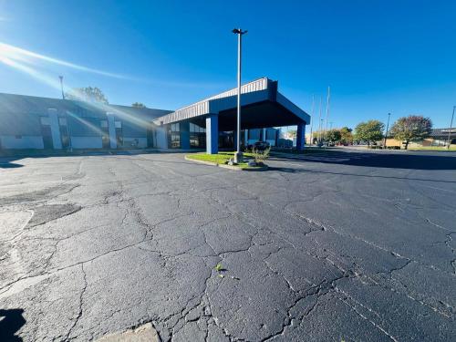 an empty parking lot in front of a building at BlissPoint Inn, Kokomo in Kokomo