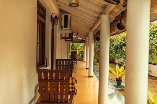 Balkoni atau teres di Villa Talpe Home stay Inviting 4 b&b and Pool