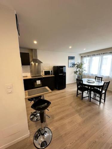 une cuisine et une salle à manger avec une table et une salle à manger dans l'établissement LE DOUILLET - Parking gratuit - Centre ville, à Pau