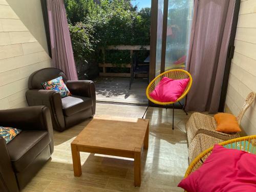 Una sala de estar con dos sillas y una mesa de café. en Gite Tytouline, en Arradon