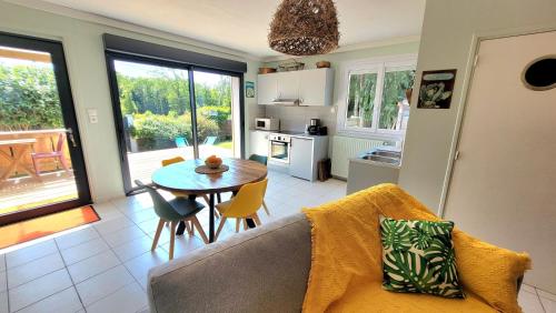 un salon avec un canapé et une table dans l'établissement Gite Le petit bol d'air, à Guidel