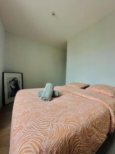 une chambre avec un lit avec deux animaux en peluche dessus dans l'établissement Loco Parc Duplex, à Dijon