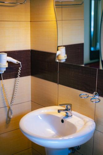 a bathroom with a sink and a mirror at Del Monte Predeal in Predeal