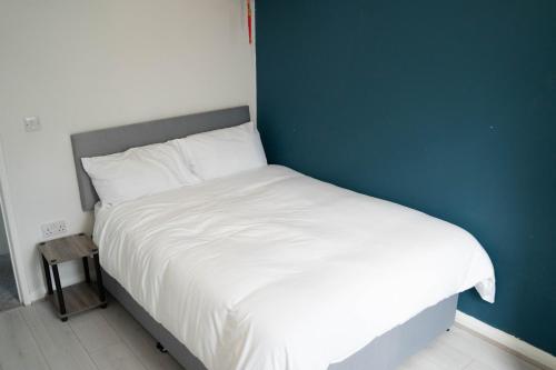 Ένα ή περισσότερα κρεβάτια σε δωμάτιο στο Spacious 4 Bedroom Property In Rochester