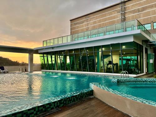 Bazén v ubytování Amerin Suites -- Cozy Skyline City View Home - by Cowidea nebo v jeho okolí