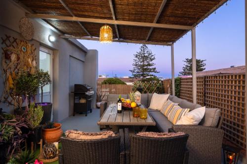 een patio met een bank en een tafel bij San Francisco maisonette in Rhodos-stad