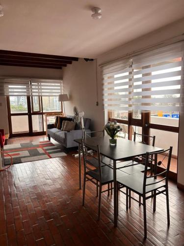 a living room with a table and chairs and a couch at MONTERRICO POLO APARTS #4 - Dpto Completo Familiar 2 camas a una cuadra Embajada USA in Lima
