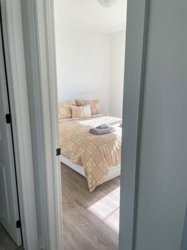 a bedroom with a bed in a room at Spacious 3 Bdrm Retreat, Muskoka Room & Fireplace in Bracebridge
