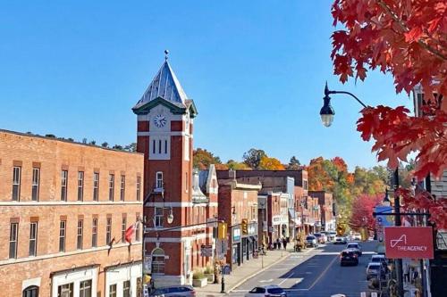 a town with a clock tower on a street at Spacious 3 Bdrm Retreat, Muskoka Room & Fireplace in Bracebridge