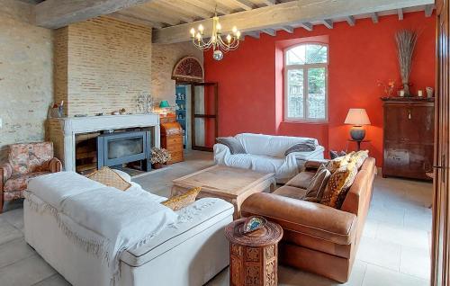 Ruang duduk di Lovely Home In Castelnau-Sur-Gupie
