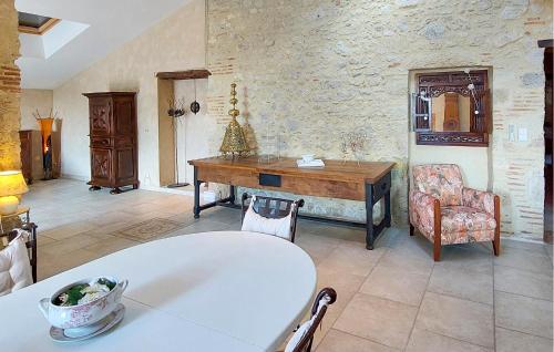 Cette chambre comprend un bureau en bois et une chaise. dans l'établissement Lovely Home In Castelnau-Sur-Gupie, à Castelnau-sur-Gupie