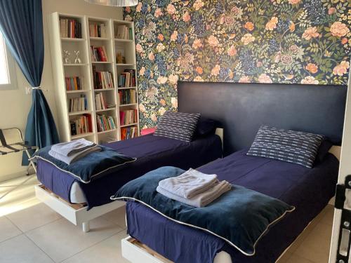 Postel nebo postele na pokoji v ubytování Suite avec 2 chambres d'hôtes pour 1 à 4 personnes avec terrasse, vue mer, parking privé, proche port et aéroport