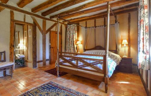Ένα ή περισσότερα κρεβάτια σε δωμάτιο στο Beautiful Home In Coudray-Au-Perche