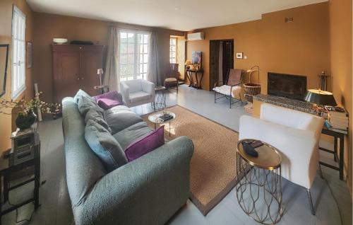 un salon avec un canapé et une table dans l'établissement Lovely Home In Cabrerolles With Wifi, à Cabrerolles