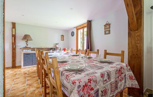 une salle à manger avec une table et une cuisine dans l'établissement Amazing Home In Saulxures-Sur-Moselott, à Saulxures-sur-Moselotte