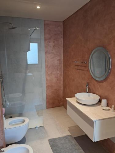 Ένα μπάνιο στο IDeal Sea View Apartment