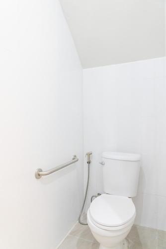 a white toilet in a bathroom with a shower at Green Me Organic Farm Khao Yai กรีนมี ออแกนิคฟาร์ม เขาใหญ่ in Ban Khlong Yang