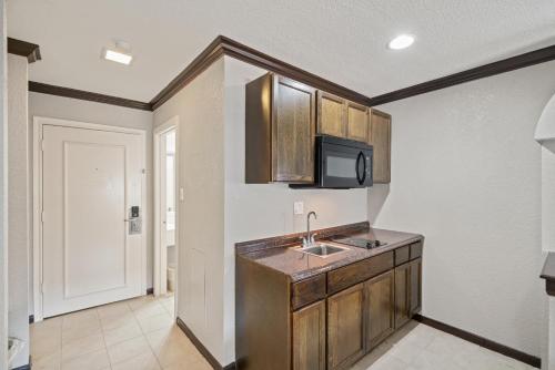 Una cocina o cocineta en Americas Best Value Inn & Suites Brenham