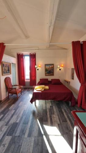 - une chambre avec un lit et des rideaux rouges dans l'établissement Maison sur la roche, vue mer exceptionnelle, quartier des peintres, calme, clim et wifi, parking privé, plages à pied, à Collioure