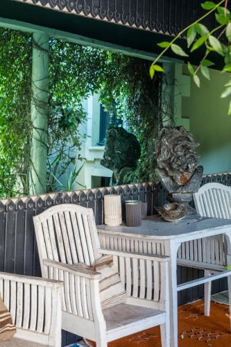 a table with two chairs and a lion statue at Hôtel Ville d'Hiver in Arcachon