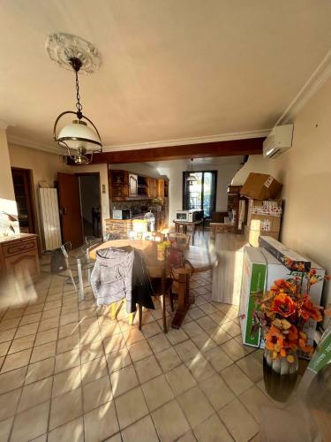 une cuisine et une salle à manger avec une table et des chaises dans l'établissement Belle F3 L'Hays les roses, à LʼHay-les-Roses