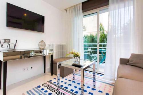 un salon avec un canapé et une table dans l'établissement Ref DRA by Palmes dProperties, à Cannes