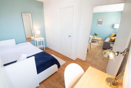 une chambre avec un lit et un bureau dans une pièce dans l'établissement Appartement 3 chambres rénové Lorient Centre par Groom, à Lorient