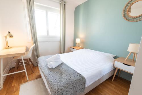 une chambre avec un lit, un bureau et un miroir dans l'établissement Appartement 3 chambres rénové Lorient Centre par Groom, à Lorient