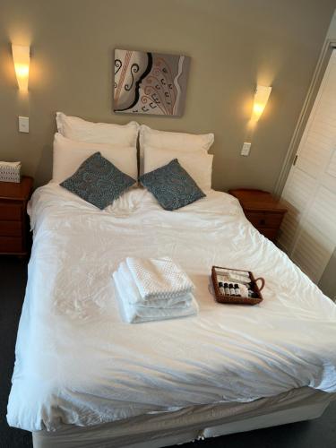 Cama o camas de una habitación en Seaview Waterfront Hotel Apt