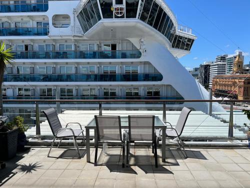 Un balcón o terraza de Seaview Waterfront Hotel Apt