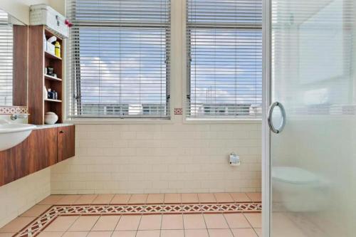Un baño de Seaview Waterfront Hotel Apt