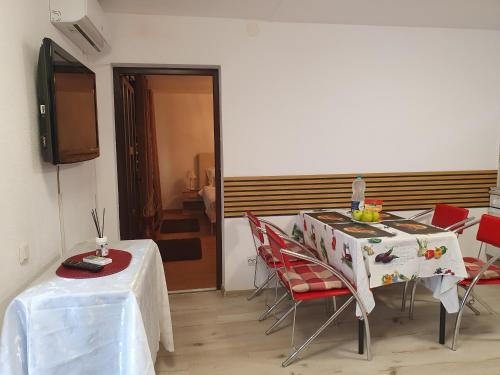 a dining room with a table and chairs and a door at NANA"S HOUSE APARTAMENT 2 Camere,2 bai in Sibiu