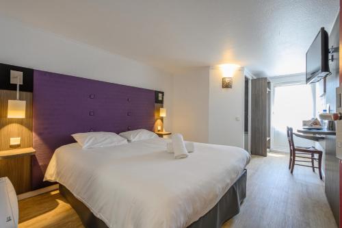 Postel nebo postele na pokoji v ubytování Brit Hotel Reims La Neuvillette
