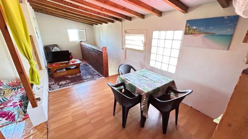 Un comedor con una mesa y sillas en una habitación. en Citron vert, en Port-Louis