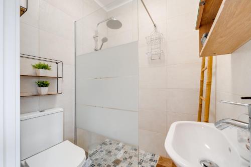 a bathroom with a toilet and a sink at Casa do Lago in Campinho