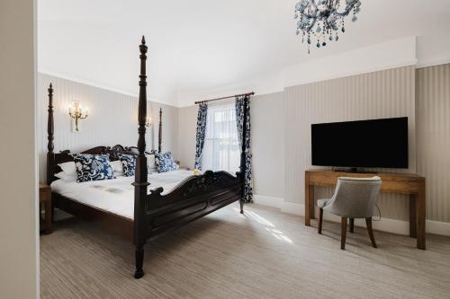a bedroom with a bed and a flat screen tv at Winchester Royal Hotel in Winchester