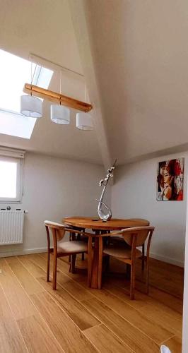 une table avec un vase en haut dans une pièce dans l'établissement nirvana, à Fleurieux-sur-lʼArbresle