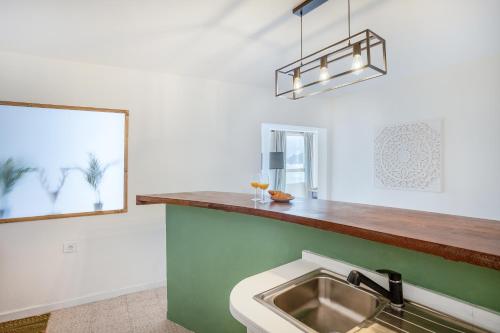 una cucina con un lavello e un bancone di Calima de Jover a La Laguna