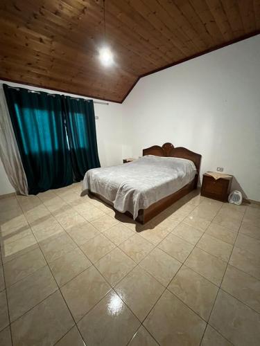 Postel nebo postele na pokoji v ubytování Karaj Apartments