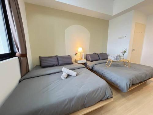 two twin beds in a room with at Petaling Jaya 1-12pax Muji design 3 room 1 min to Sunway Giza in Petaling Jaya