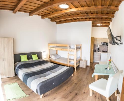Un pat sau paturi într-o cameră la Bánvölgye Vendégház és Apartmanok