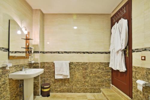 Un baño de BLUE SKY Hôtel