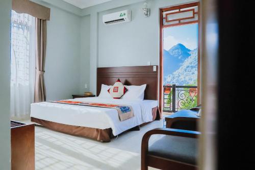 a bedroom with a bed and a view of a mountain at Khách sạn 88 mộc châu in Mộc Châu