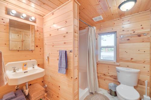 Bilik mandi di Secluded Lakefront Gem on 300 Acres in Webster
